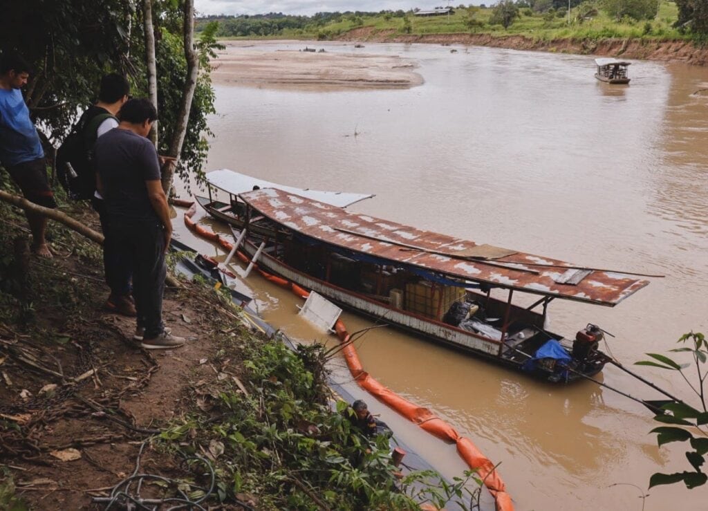 Derramamento de óleo no Rio Tarauacá e barreiras de contenção em Jordão.