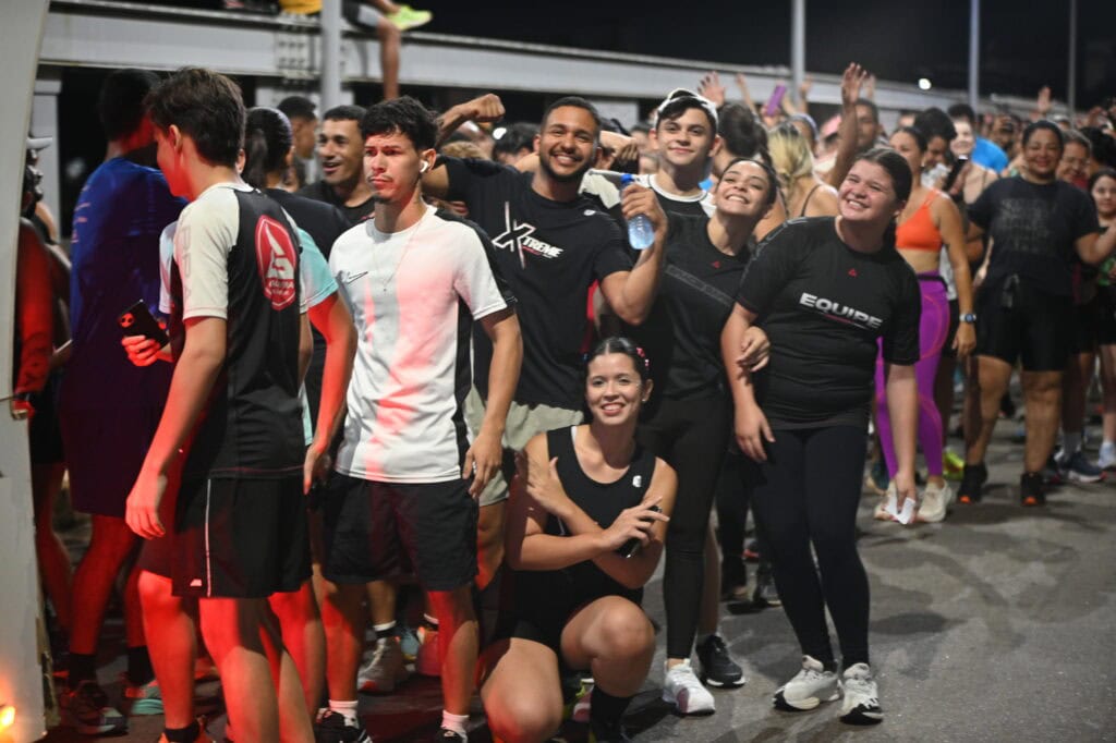 Corredores participando de corrida de rua no centro de Rio Branco durante evento esportivo.