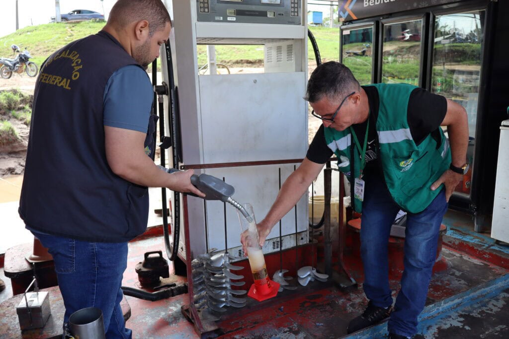 Equipes do Procon e órgãos parceiros durante fiscalização em posto de combustíveis no Acre.