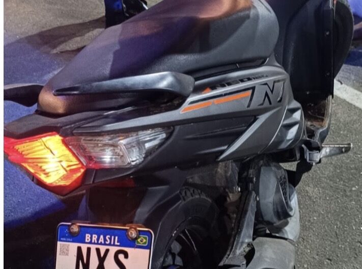 Motociclista sendo abordado pela polícia por dirigir embriagado em Cruzeiro do Sul.