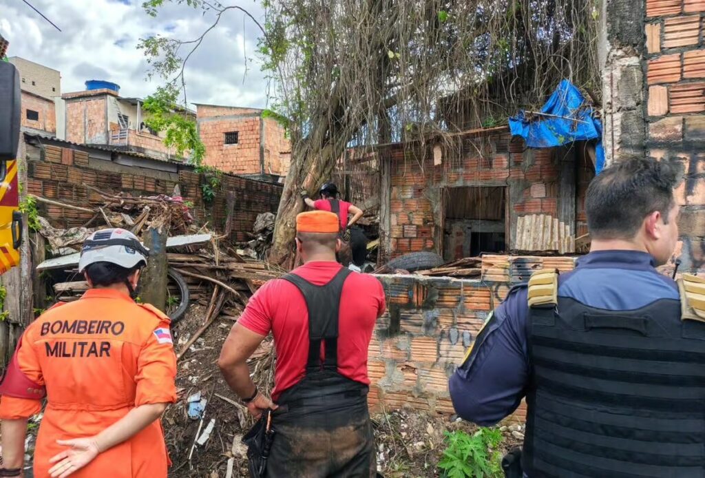 Polícia e bombeiros durante retirada de corpo encontrado em cisterna em Manaus.