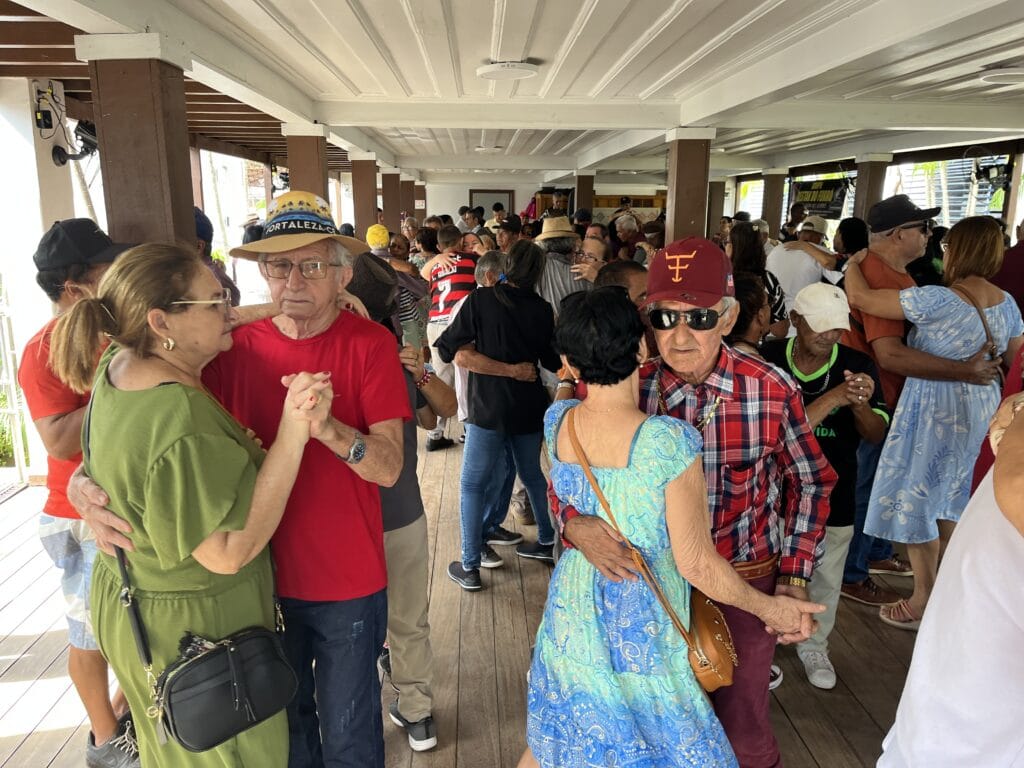 Idosos participam de programação especial do Dia das Mães no Casarão em Rio Branco.