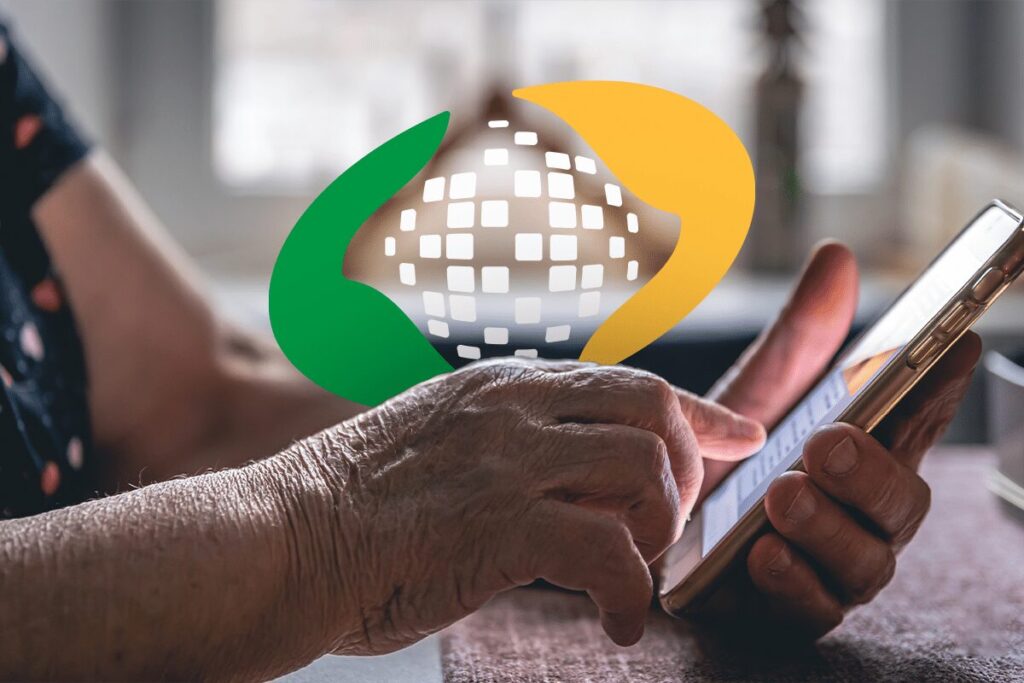 Aposentado utilizando aplicativo Meu INSS para confirmar empréstimo consignado.