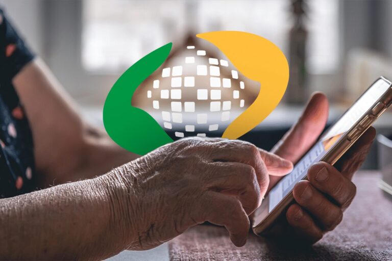 Aposentado utilizando aplicativo Meu INSS para confirmar empréstimo consignado.