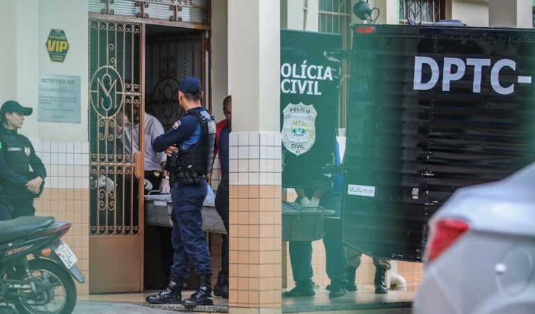 Movimentação policial em frente ao Instituto São José após ataque em escola de Rio Branco.