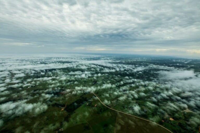 Céu durante manhã fria com clima seco provocado por frente fria no Acre.