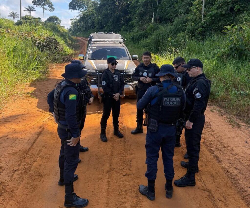 Viatura da Polícia Militar em ocorrência de violência doméstica na zona rural.