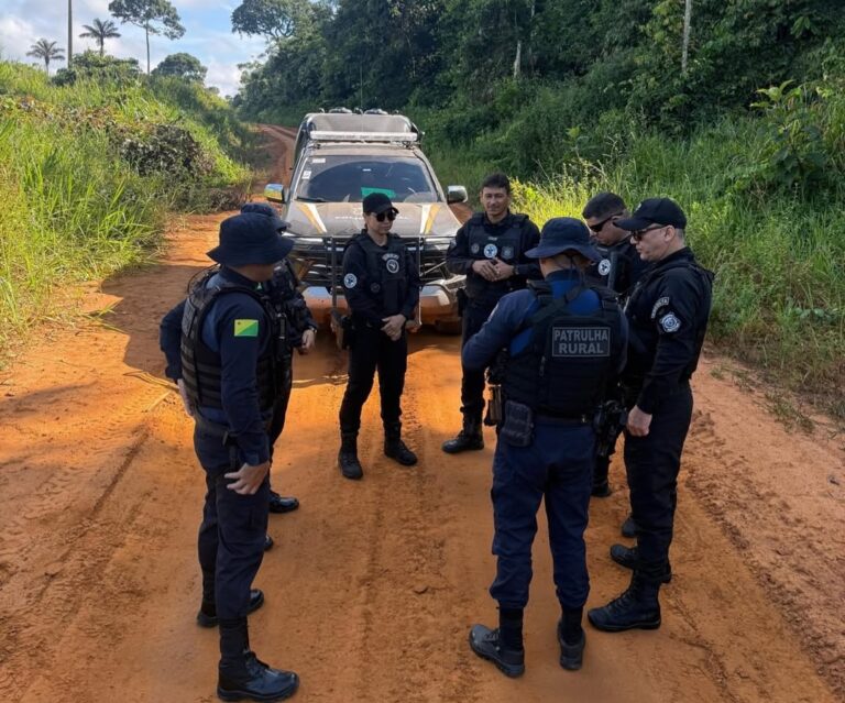 Viatura da Polícia Militar em ocorrência de violência doméstica na zona rural.