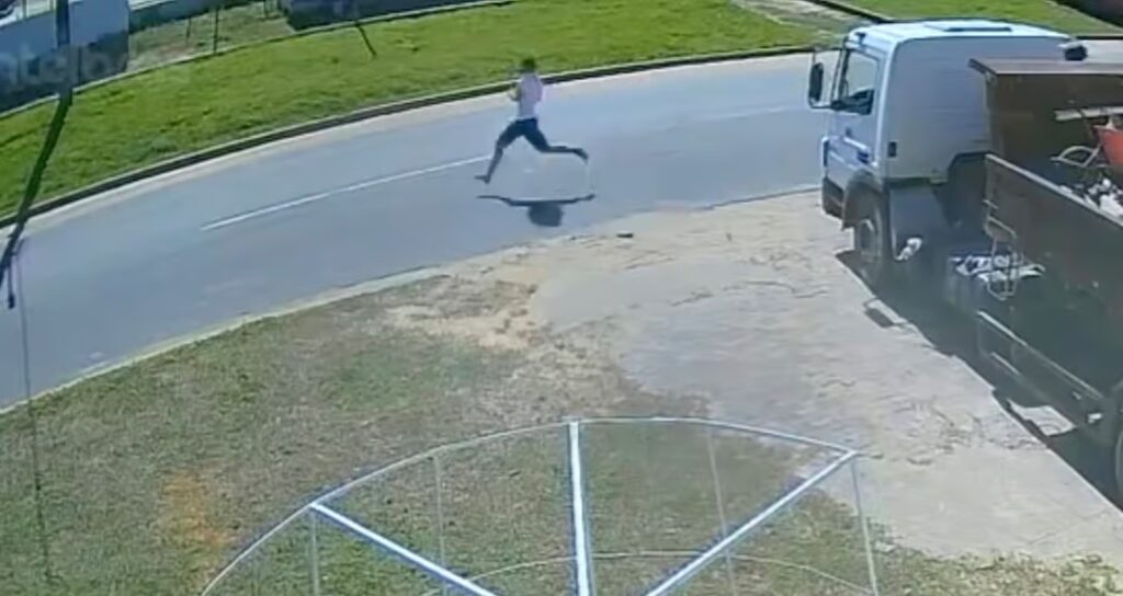 Detento foge correndo de fórum no Acre