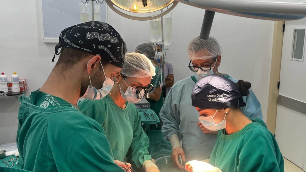 Representação de cirurgia de transplante de rim em hospital público.