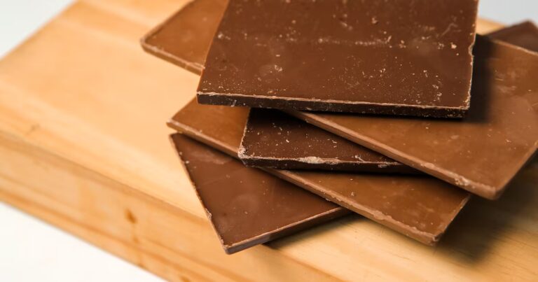 Barras de chocolate expostas.