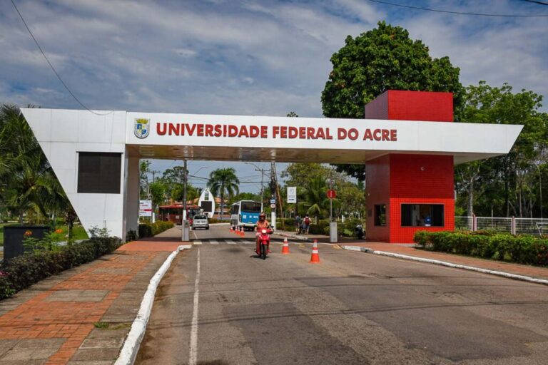Ufac abre 700 vagas para cursos gratuitos de idiomas, Libras e redação.