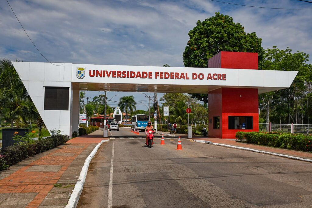 Ufac abre 700 vagas para cursos gratuitos de idiomas, Libras e redação.