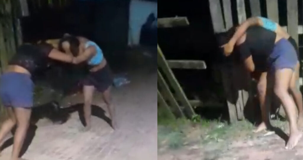 Briga entre duas mulheres indígenas em rua de Sena Madureira durante a noite.