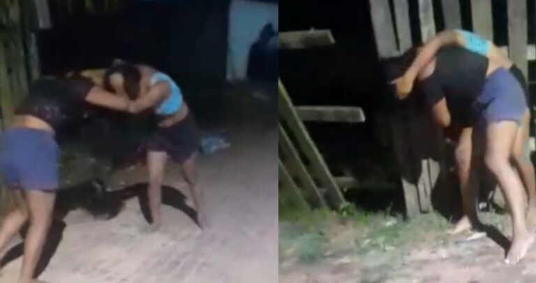 Briga entre duas mulheres indígenas em rua de Sena Madureira durante a noite.