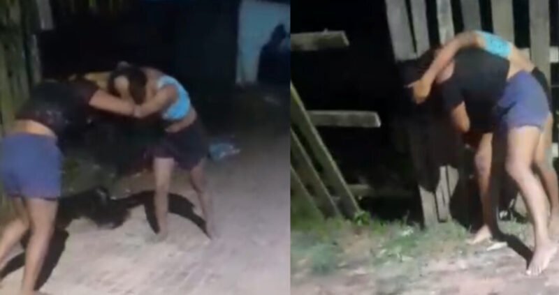 Briga entre duas mulheres indígenas em rua de Sena Madureira durante a noite.