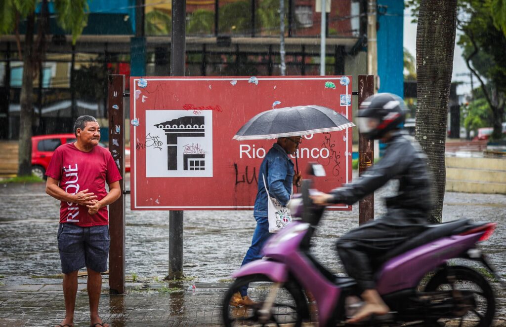 Céu parcialmente nublado em dia quente no Acre com presença de ventos e possibilidade de chuva rápida