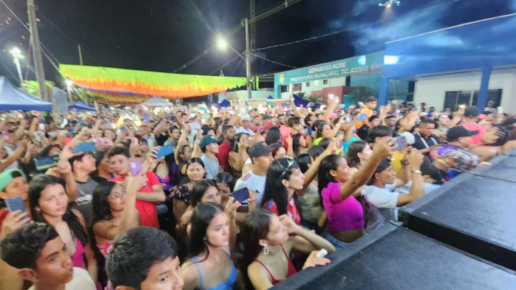 Evento público no Acre com regras de acesso para crianças e adolescentes definidas pelo Judiciário.