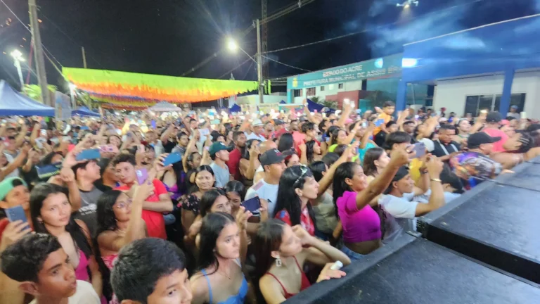 Evento público no Acre com regras de acesso para crianças e adolescentes definidas pelo Judiciário.