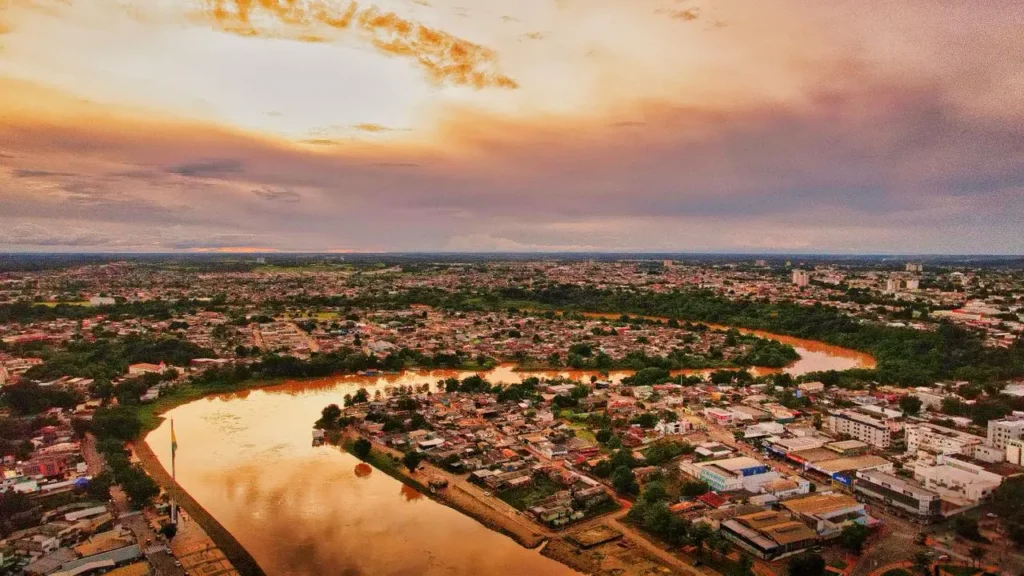 Céu nublado com abertura de sol e pancadas de chuva no Acre.
