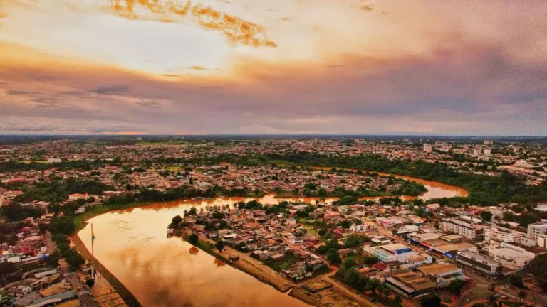 Céu nublado com abertura de sol e pancadas de chuva no Acre.