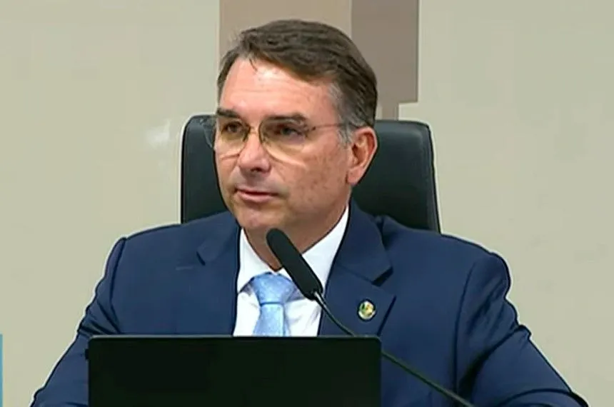 Flávio Bolsonaro durante eventos políticos