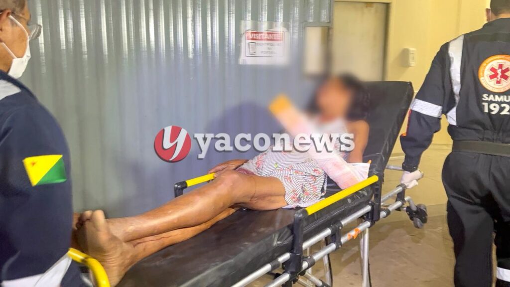 Mulher ferida após agressão em distribuidora de Rio Branco sendo socorrida pelo Samu.