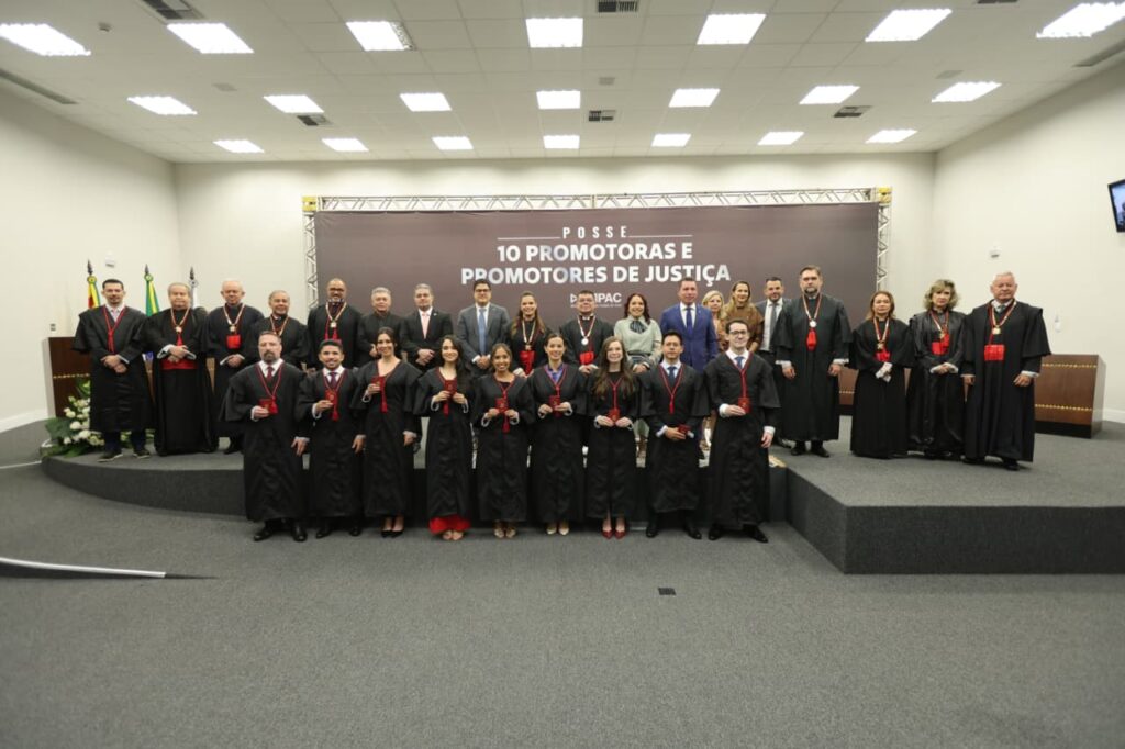 Promotores de Justiça sendo empossados em solenidade do MPAC no Tribunal Regional Eleitoral do Acre.