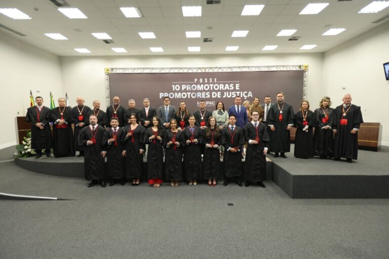 Promotores de Justiça sendo empossados em solenidade do MPAC no Tribunal Regional Eleitoral do Acre.