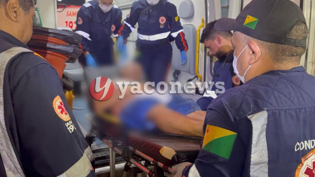 Homem ferido sendo socorrido pelo Samu após ataque a tiros em terreno abandonado em Rio Branco.