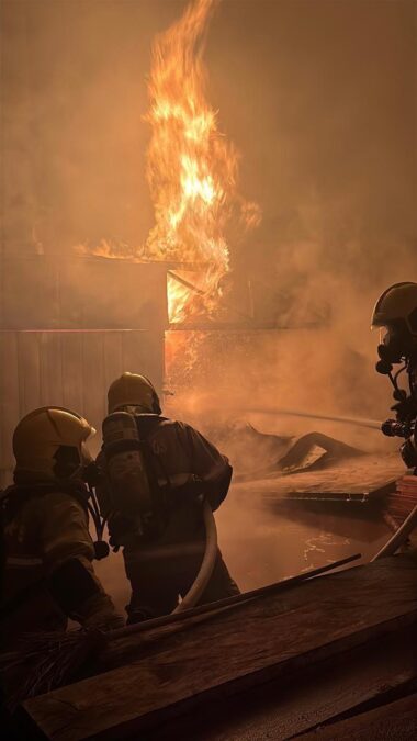 Incêndio atinge estufa de madeira em Polo Moveleiro de Cruzeiro do Sul; Falha no sistema pode ser a causa do sinistro
