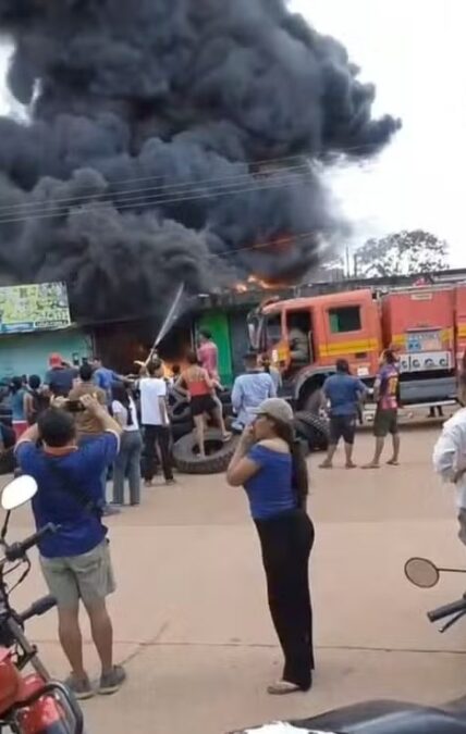 Incêndio de grandes proporções destrói loja de pneus em Cobija, na Bolívia
