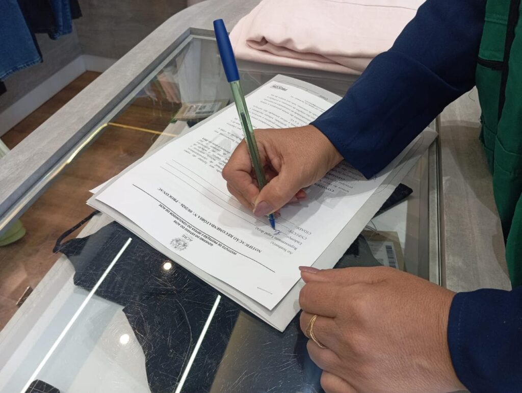 Fiscalização do Procon Acre em estabelecimentos comerciais durante a Operação Dia das Mães.