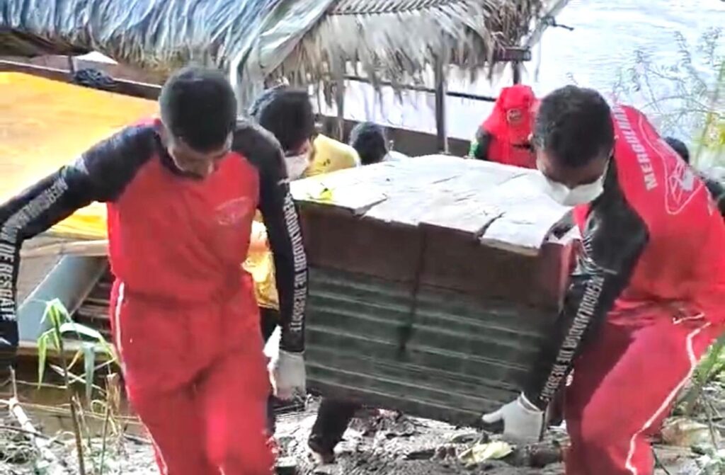 Equipe do Corpo de Bombeiros realiza resgate de corpo em rio no interior do Acre.