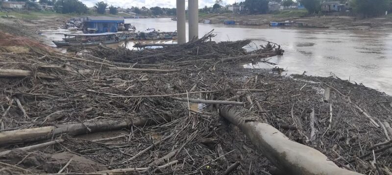 Troncos e galhadas acumulados na ponte Frei Paolino dificultando navegação no rio Iaco