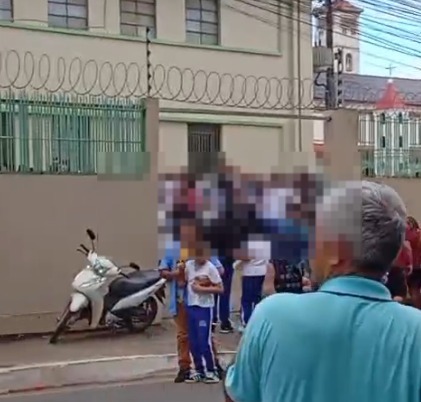 Viaturas do Samu e da Polícia Militar em frente ao Instituto São José após ocorrência com disparos