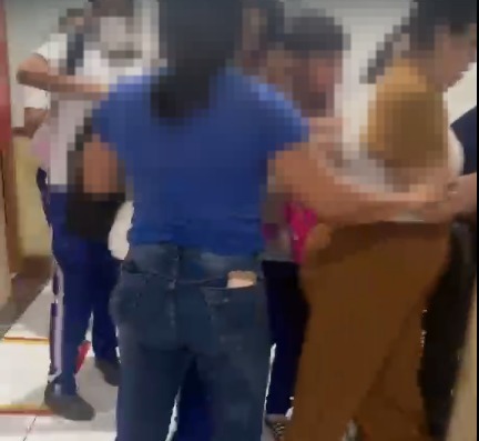 Alunos sendo evacuados e levados para sala com presença policial após disparos em escola de Rio Branco