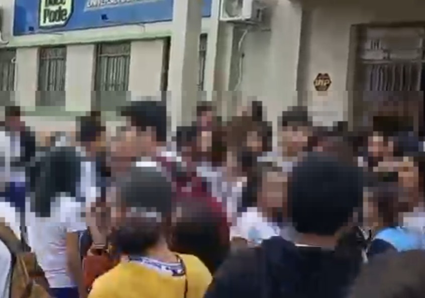 Fachada de escola com presença de polícia após ataque e nota oficial do governo do Acre