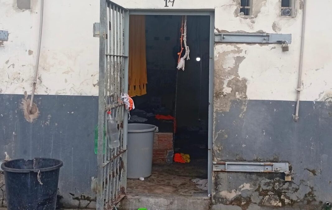 Polícia Penal encontra parede quebrada por detentos e apreende armas artesanais após inspeção no complexo prisional de Rio Branco