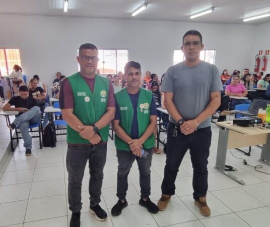 Agentes de saúde realizam busca ativa por barbeiro em comunidade de Sena Madureira durante ação de combate à doença de Chagas.