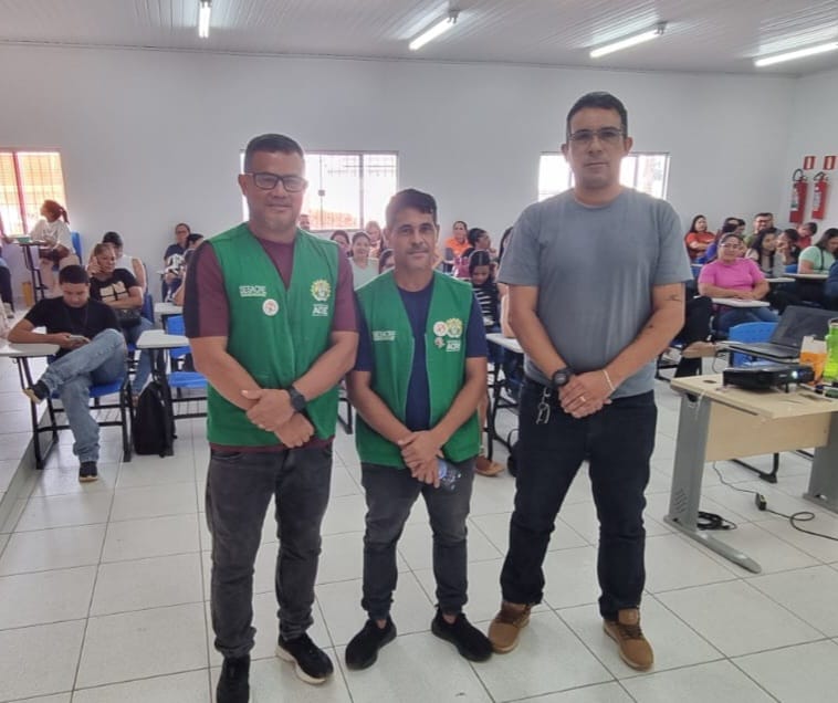 Agentes de saúde realizam busca ativa por barbeiro em comunidade de Sena Madureira durante ação de combate à doença de Chagas.