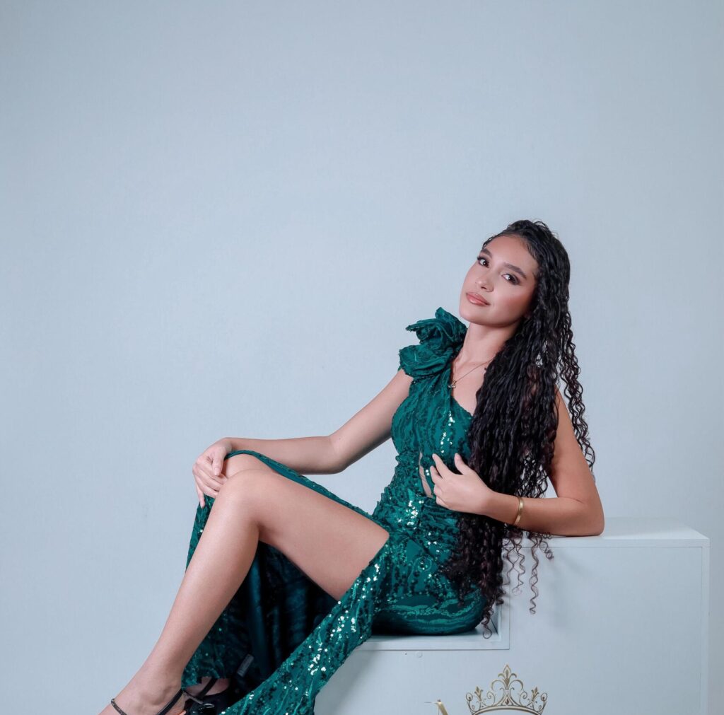 Candidatas ao Miss Murbanense 2026 posam para fotos oficiais divulgadas pela Prefeitura de Manoel Urbano.