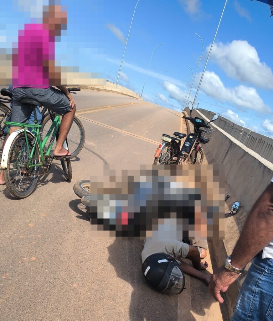 Motocicleta caída na Ponte Frei Paolino após acidente em Sena Madureira.