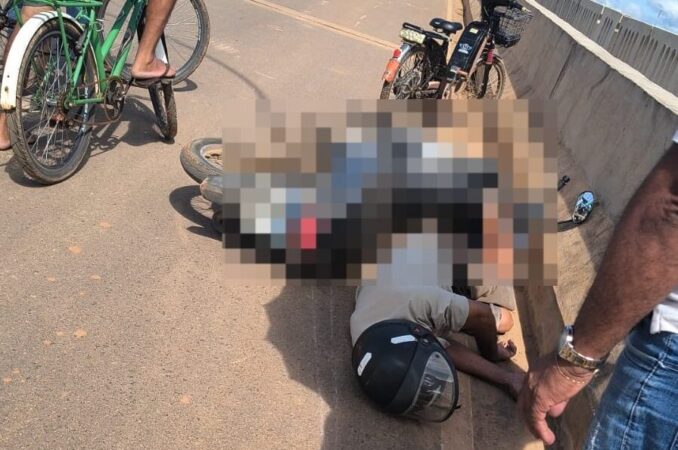 Motocicleta caída na Ponte Frei Paolino após acidente em Sena Madureira.
