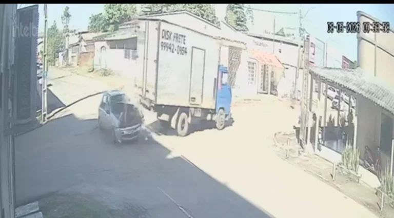 Câmera de segurança registra caminhão invadindo preferencial em acidente no Centro de Sena Madureira.