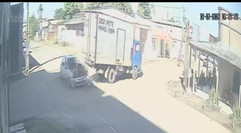 Câmera de segurança registra caminhão invadindo preferencial em acidente no Centro de Sena Madureira.
