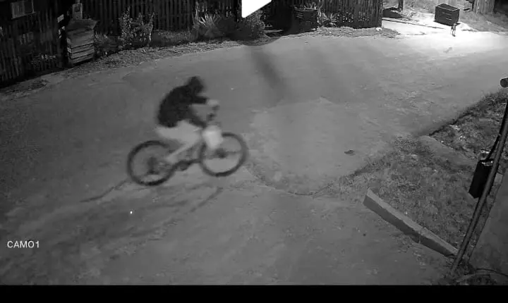Bicicleta furtada em Sena Madureira fotografada após divulgação de imagens de câmera de segurança sobre o roubo.