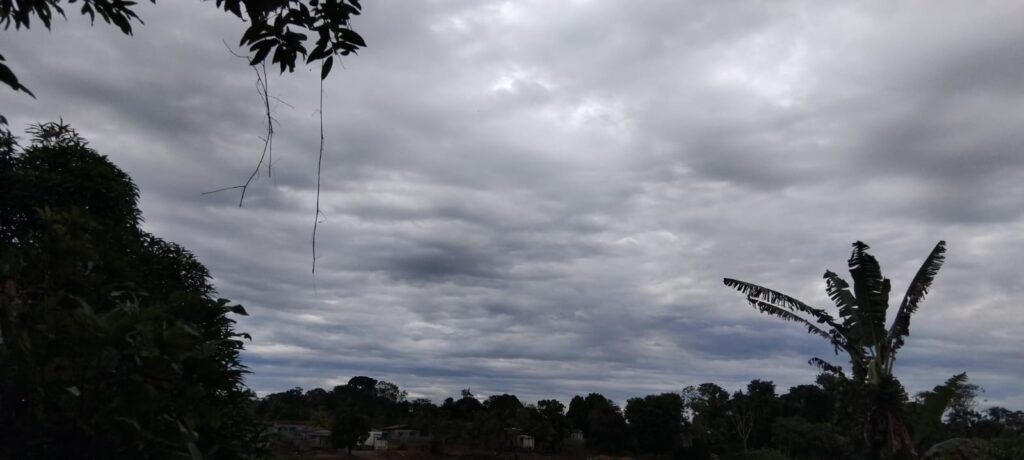 Céu parcialmente nublado em cidade do Acre durante sábado de calor com possibilidade de pancadas de chuva.