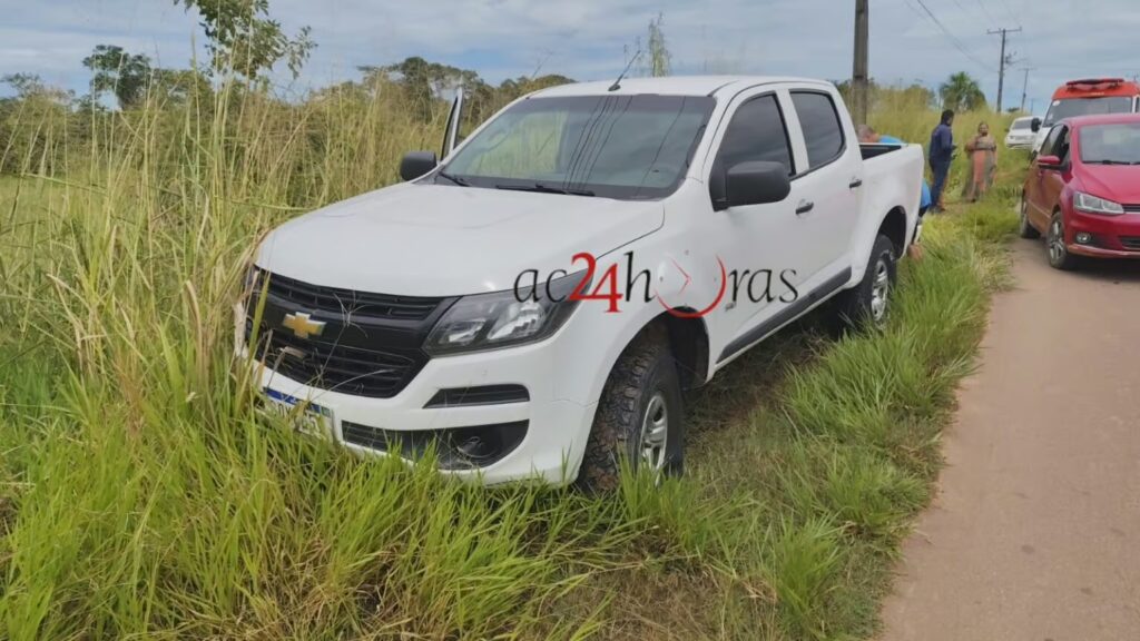 Movimentação de equipes do SAMU e veículos envolvidos em acidente na rodovia AC-10, em Rio Branco.