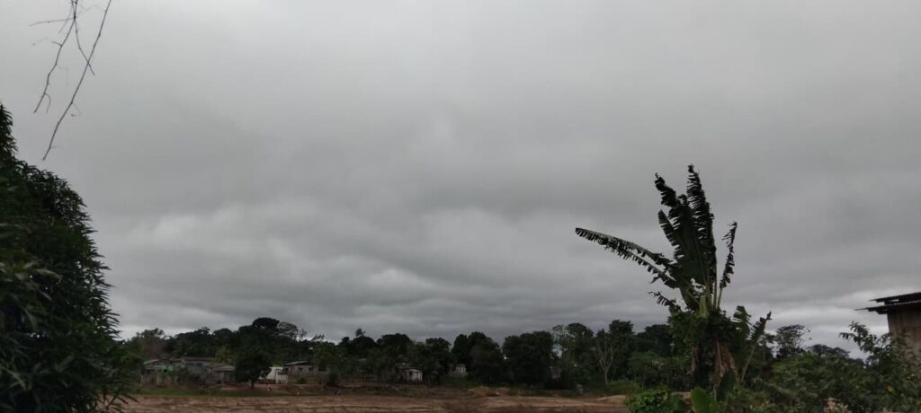 Céu nublado e clima frio durante friagem registrada no Acre no Dia das Mães.